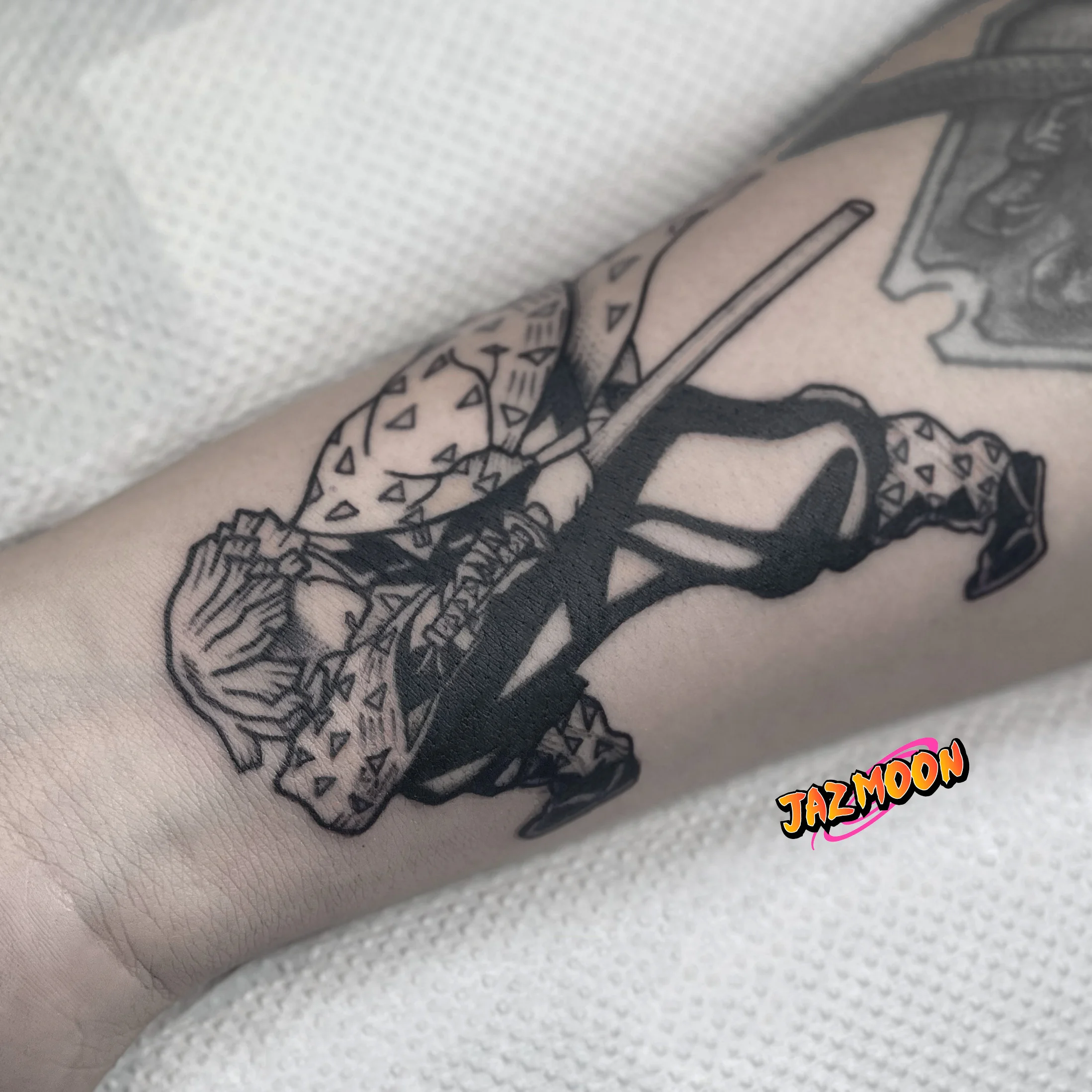 Tatuaje Zenitsu blanco y negro